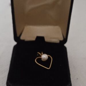 Elegant Gold Heart Pendant with Pearl